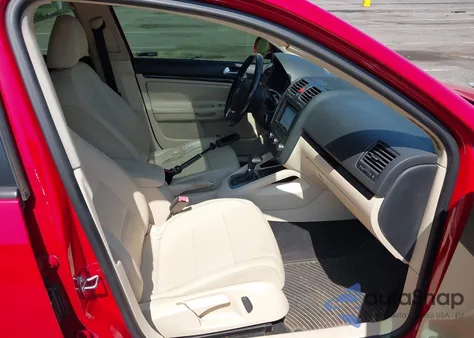 2010 Volkswagen Jetta Wolfsburg Edition z USA, uszkodzony, nr VIN 3VWRA7AJ2AM060894